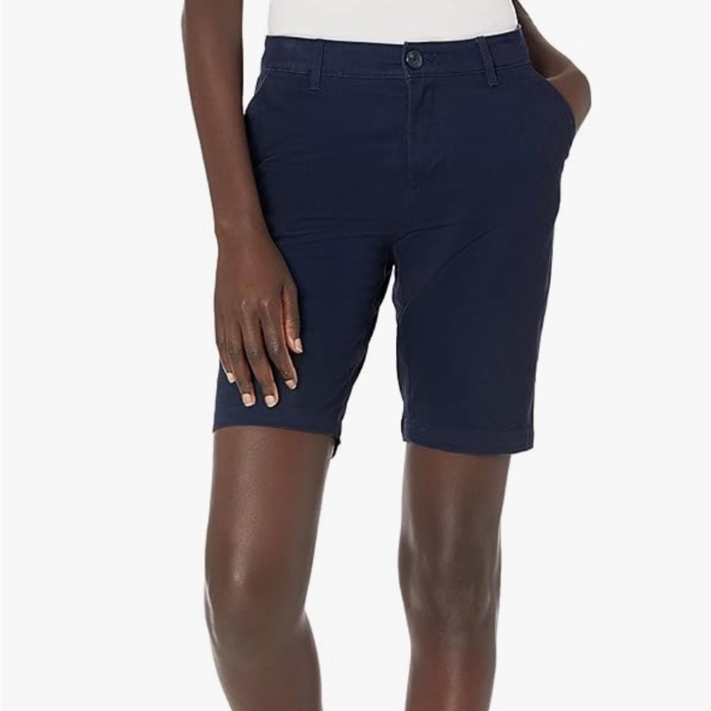 P83 NWT Amazon Essentials Women's Mid-Rise Slim-Fit Bermuda Short - Size 4